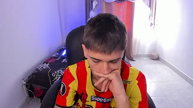 Aron Boyy online show from November 2025 07:25:01 PM