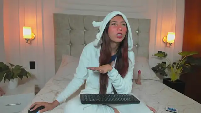 Snapshot of DulceEstrella_ chatting on October 2025 04:24:02 AM DulceEstrella online show from October 2025 04:24:02 AM