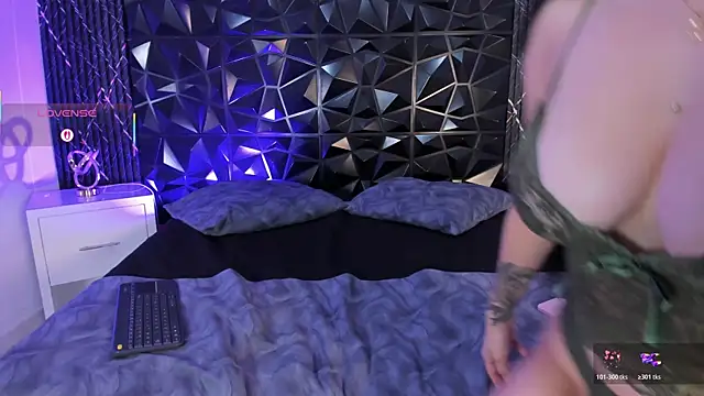 chloegils  online show from December 2025 01:49:02 PM