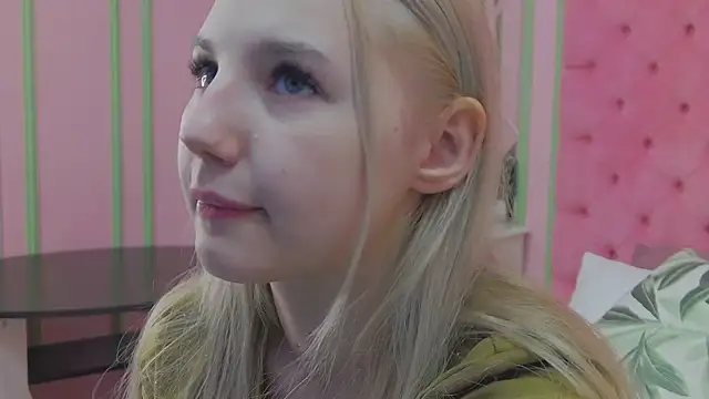 Snapshot of Sky_Cutie chatting on June 2026 04:23:01 AM Sky Cutie online show from June 2026 04:23:01 AM
