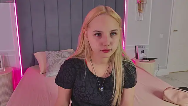 Snapshot of Sky_Cutie chatting on June 2026 04:40:02 AM Sky Cutie online show from June 2026 04:40:02 AM