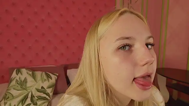 Snapshot of Sky_Cutie chatting on June 2026 04:34:02 AM Sky Cutie online show from June 2026 04:34:02 AM