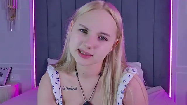 Snapshot of Sky_Cutie chatting on June 2026 04:21:01 AM Sky Cutie online show from June 2026 04:21:01 AM
