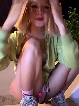 Snapshot of SweetBunnyGF chatting on October 2025 12:27:01 AM SweetBunnyGF online show from October 2025 12:27:01 AM