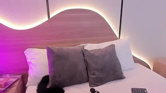 doll eyees  online show from October 2025 06:43:02 PM