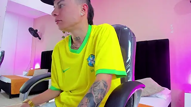 Nascary Fox online show from November 2025 07:58:01 PM