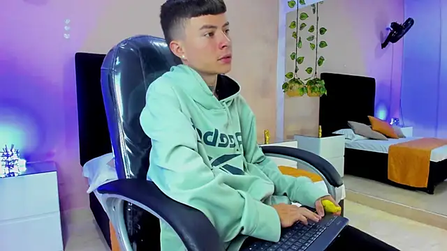 Nascary Fox online show from November 2025 07:58:02 PM