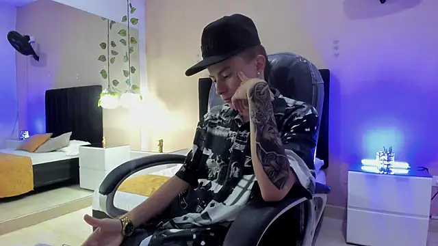 Nascary Fox online show from November 2025 08:02:01 PM