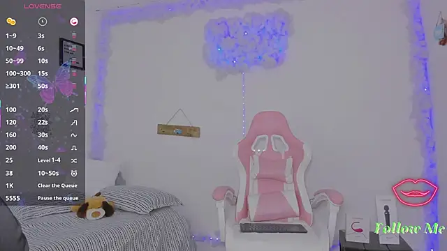 milfAaura online show from March 2026 03:03:02 AM