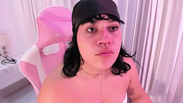 mia yeager online show from November 2025 03:33:02 AM