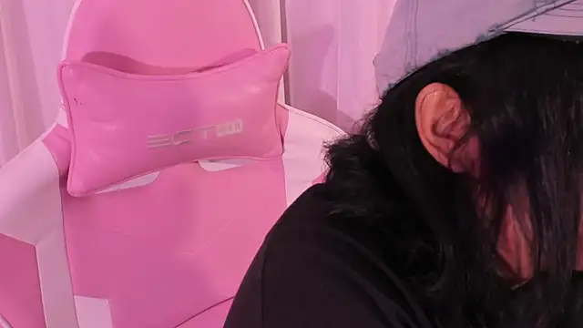 mia yeager online show from October 2025 04:01:01 AM