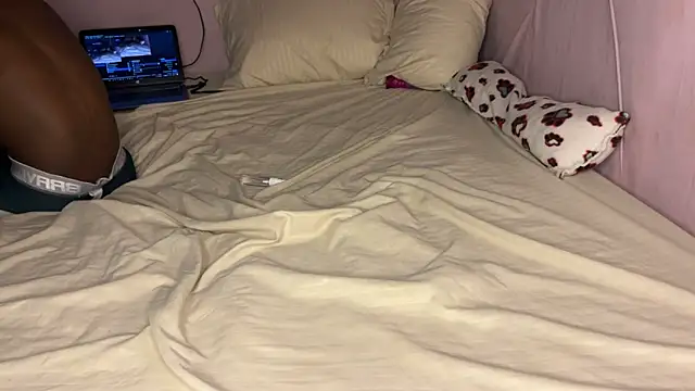 Snapshot of SpicyLolaX_NightDrip chatting on September 2025 03:35:01 AM SpicyLolaX NightDrip online show from September 2025 03:35:01 AM