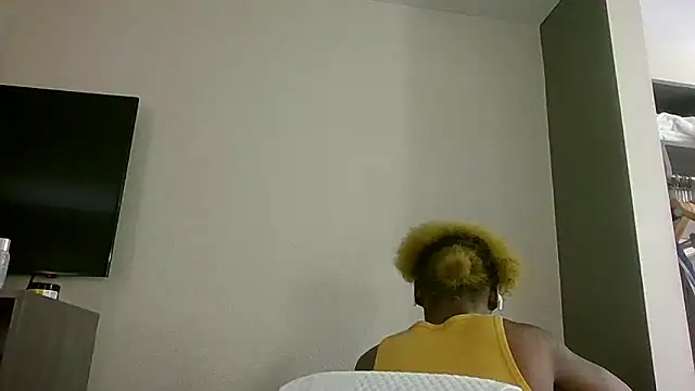 Snapshot of Tishrella6 chatting on April 2026 08:57:02 PM Tishrella6 online show from April 2026 08:57:02 PM