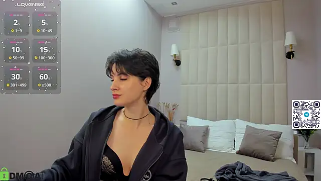 Adeline Perle online show from September 2025 12:28:02 AM