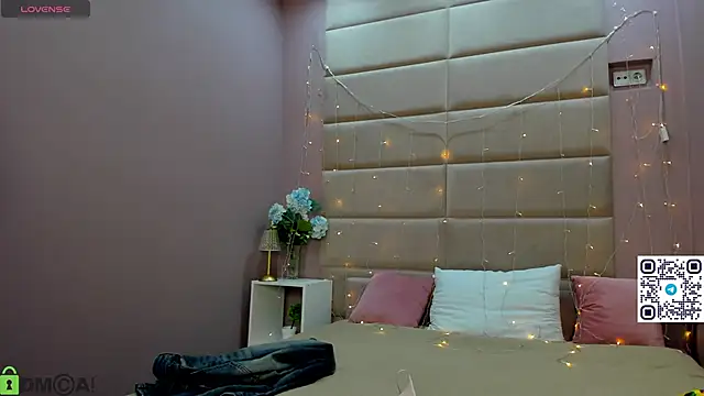 Adeline Perle online show from November 2025 01:10:02 AM