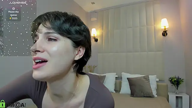 Adeline Perle online show from September 2025 12:05:01 AM