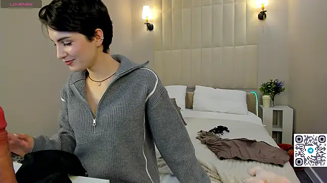 Adeline Perle online show from November 2025 08:07:02 AM