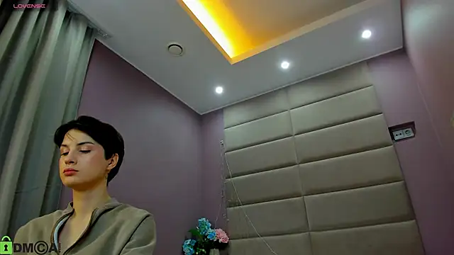 Adeline Perle online show from November 2025 01:09:01 AM