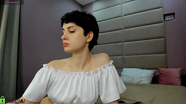 Adeline Perle online show from November 2025 01:21:02 AM