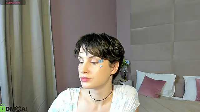 Adeline Perle online show from September 2025 01:05:01 AM