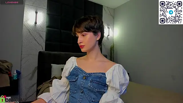 Adeline Perle online show from September 2025 12:20:02 AM