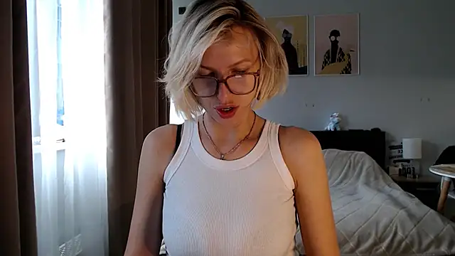 Snapshot of VivianCoke chatting on May 2026 04:12:02 PM VivianCoke online show from May 2026 04:12:02 PM