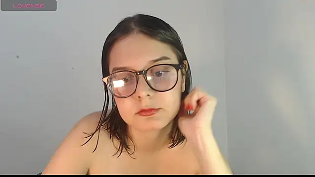 Snapshot of MadieLorez chatting on September 2025 09:35:01 PM MadieLorez online show from September 2025 09:35:01 PM