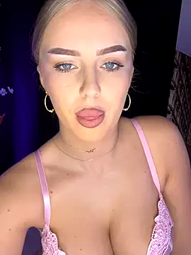 AubrieleRouj1 online show from November 2025 04:44:02 PM