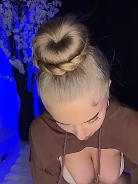 Snapshot of AubrieleRouj1 chatting on December 2025 06:22:01 PM AubrieleRouj1 online show from December 2025 06:22:01 PM