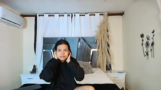 MiniLove 01 online show from October 2025 12:39:05 PM
