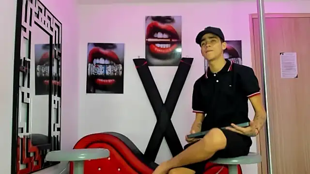 PRETTY FEM online show from October 2025 01:34:01 PM