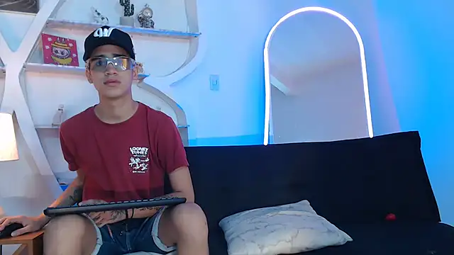 PRETTY FEM online show from September 2025 01:22:01 PM