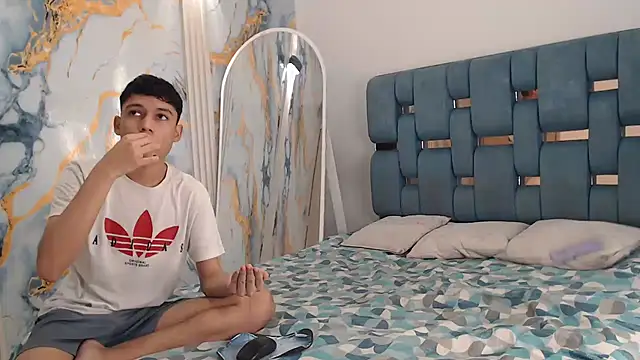 PRETTY FEM online show from April 2026 01:39:02 AM