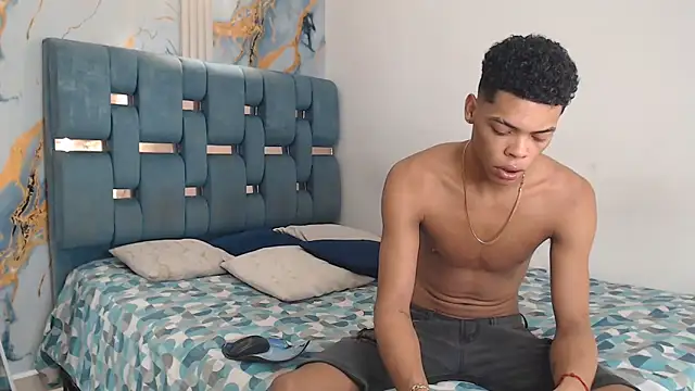 PRETTY FEM online show from April 2026 01:40:01 AM