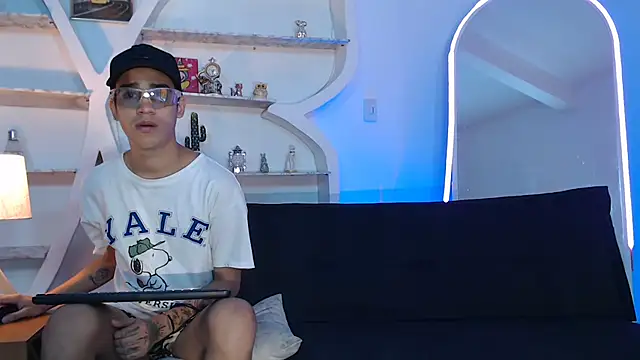 PRETTY FEM online show from September 2025 01:28:01 PM