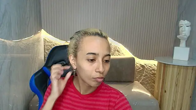 Snapshot of Agnis_ink_r chatting on November 2025 01:04:02 PM Agnis ink r online show from November 2025 01:04:02 PM