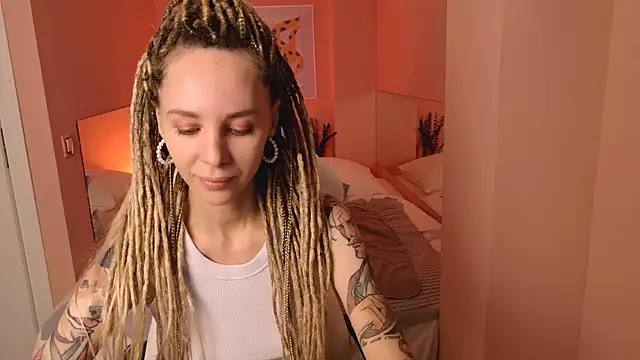 Snapshot of MiaGraham1 chatting on November 2025 08:24:01 PM MiaGraham1 online show from November 2025 08:24:01 PM