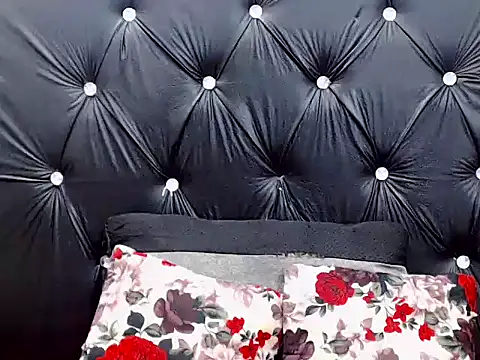 Snapshot of AppleAss02 chatting on October 2025 08:18:01 PM AppleAss02 online show from October 2025 08:18:01 PM