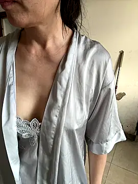 xiiuuff18 online show from September 2025 10:43:01 PM