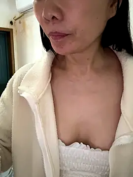 Snapshot of xiiuuff18 chatting on November 2025 12:58:02 AM xiiuuff18 online show from November 2025 12:58:02 AM