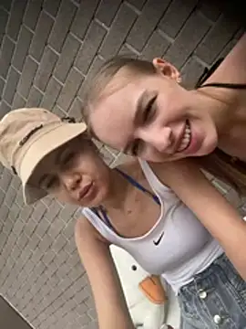 Snapshot of MorteBelle chatting on June 2026 07:02:01 AM MorteBelle online show from June 2026 07:02:01 AM