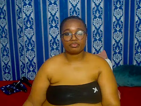 JUICEYLIPS333 online show from November 2025 07:41:02 PM