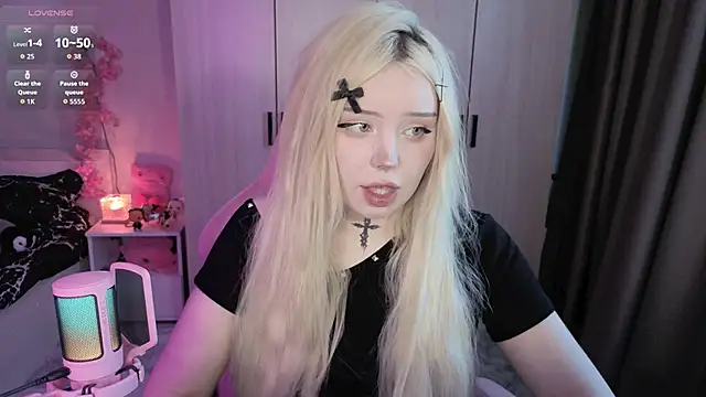 Snapshot of RileyVice chatting on June 2026 08:31:01 AM RileyVice online show from June 2026 08:31:01 AM