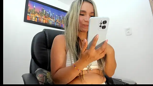 Snapshot of Ms_lunaRose chatting on October 2025 01:36:01 AM Ms lunaRose online show from October 2025 01:36:01 AM