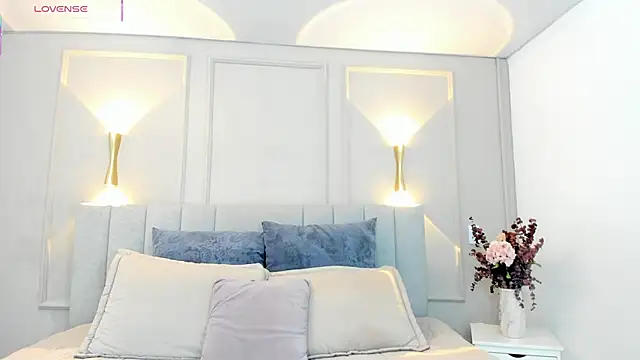 victoria bourne online show from December 2025 07:17:01 PM