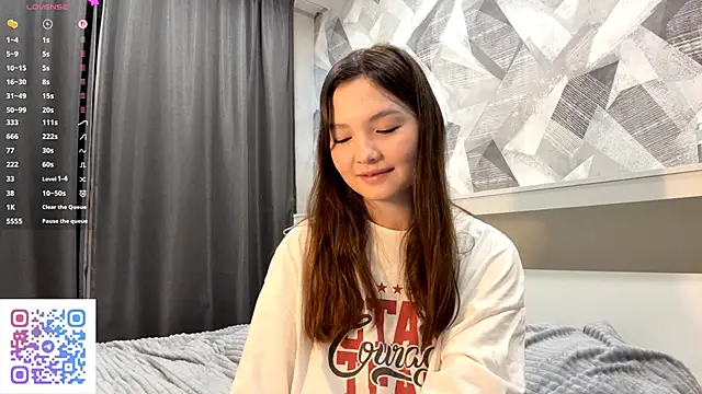 Snapshot of KiraVelvet chatting on October 2025 07:11:02 PM KiraVelvet online show from October 2025 07:11:02 PM