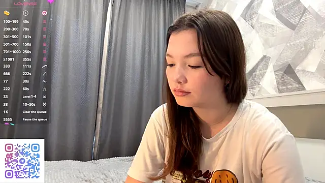 Snapshot of KiraVelvet chatting on October 2025 08:13:02 AM KiraVelvet online show from October 2025 08:13:02 AM