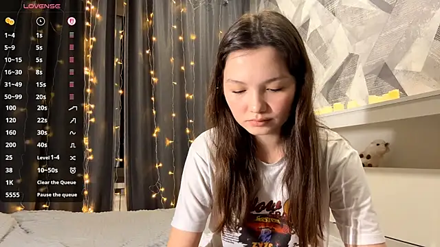 Snapshot of KiraVelvet chatting on November 2025 06:30:02 PM KiraVelvet online show from November 2025 06:30:02 PM