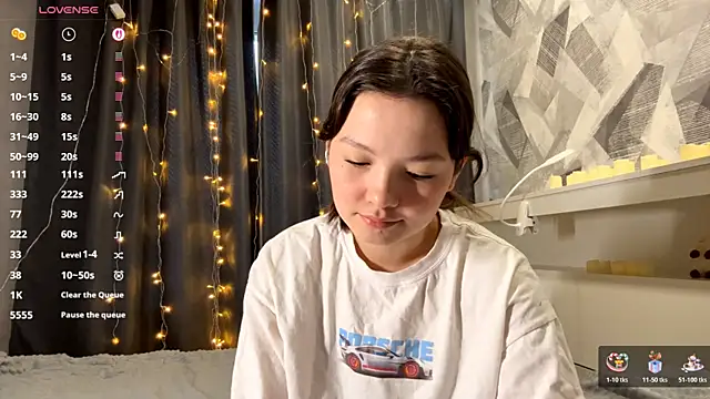 Snapshot of KiraVelvet chatting on November 2025 08:37:01 AM KiraVelvet online show from November 2025 08:37:01 AM