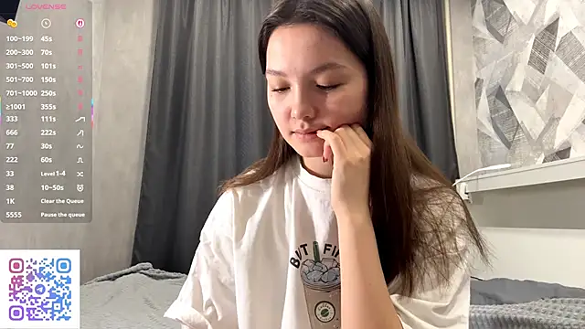 Snapshot of KiraVelvet chatting on November 2025 12:43:01 PM KiraVelvet online show from November 2025 12:43:01 PM